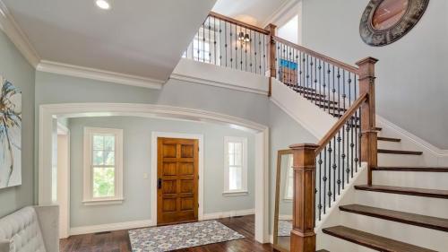 Staircase-decor-ideas-statement-clock-min